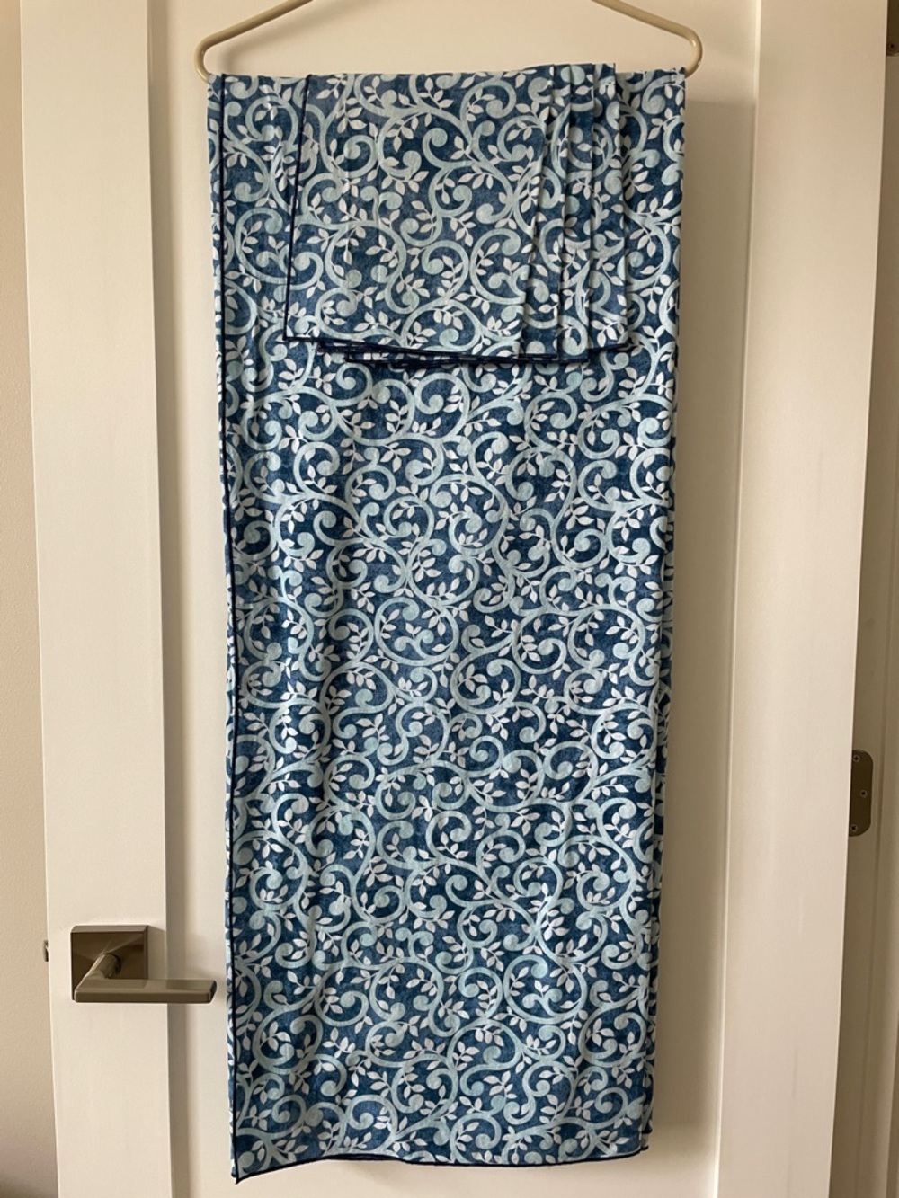 Blue Scroll Pattern Tablecloth and Napkins